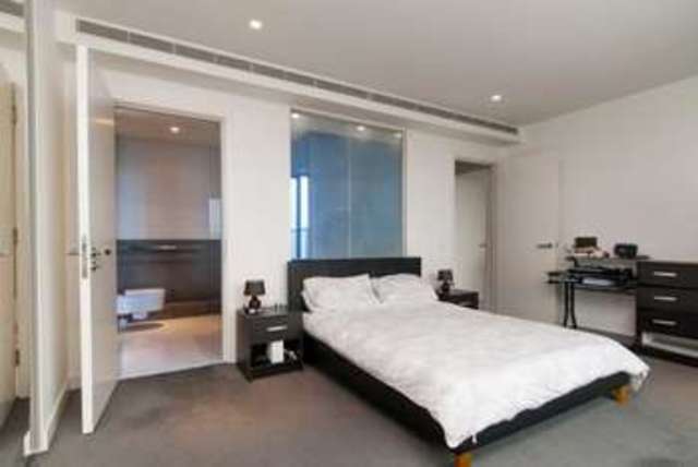  Image of 1 bedroom Flat for sale in Pan Peninsula Square London E14 at Canary Wharf, E14 9HL