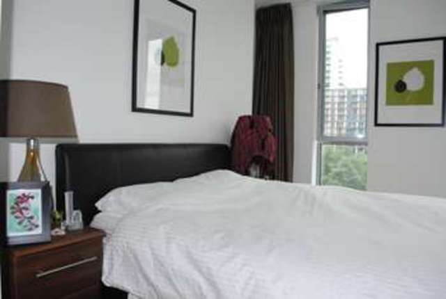  Image of 1 bedroom Flat to rent in Pan Peninsula Square London E14 at Canary Wharf, E14 9HA