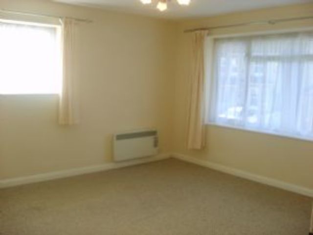  Image of 2 bedroom Flat to rent in Garlands Road Redhill RH1 at Redhill  Redhill, RH1 6NY