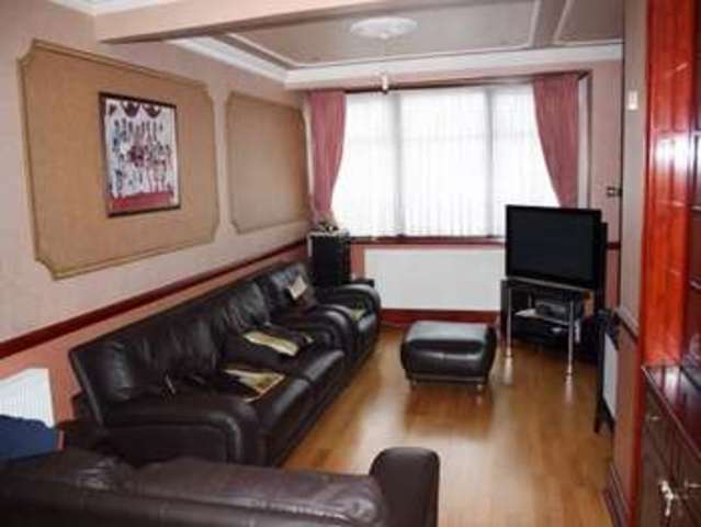  Image of 3 bedroom Terraced house to rent in Reynolds Drive Edgware HA8 at EDGWARE EDGWARE, HA8 5PX