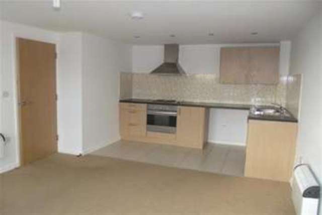  Image of 2 bedroom Flat to rent in Roseberry Avenue Benfleet SS7 at Benfleet, SS7 4HJ