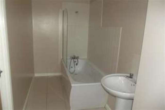 Image of 2 bedroom Flat to rent in Roseberry Avenue Benfleet SS7 at Benfleet, SS7 4HJ