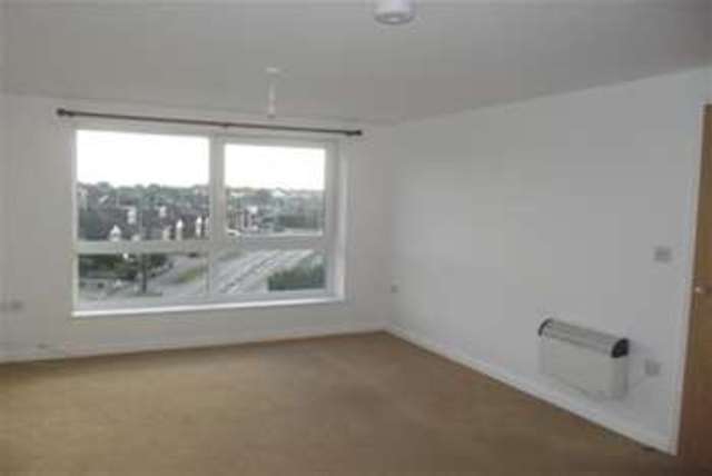 Image of 2 bedroom Flat to rent in Roseberry Avenue Benfleet SS7 at Benfleet, SS7 4HJ