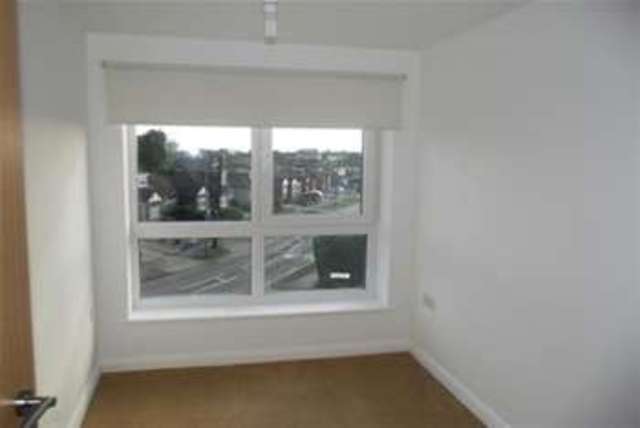  Image of 2 bedroom Flat to rent in Roseberry Avenue Benfleet SS7 at Benfleet, SS7 4HJ