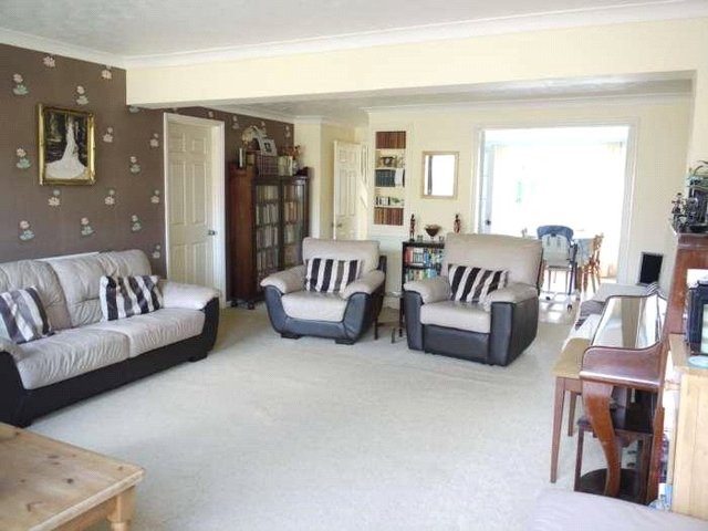  Image of 3 bedroom Detached house for sale in Segsbury Grove Bracknell RG12 at Bracknell Berkshire Easthampstead, RG12 9JL