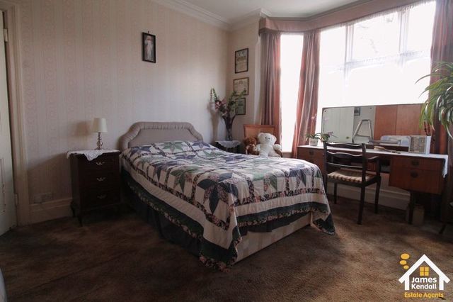  Image of 4 bedroom Property for sale in Shaftesbury Avenue Bedford MK40 at Shaftesbury Avenue  Bedford, MK40 3SA