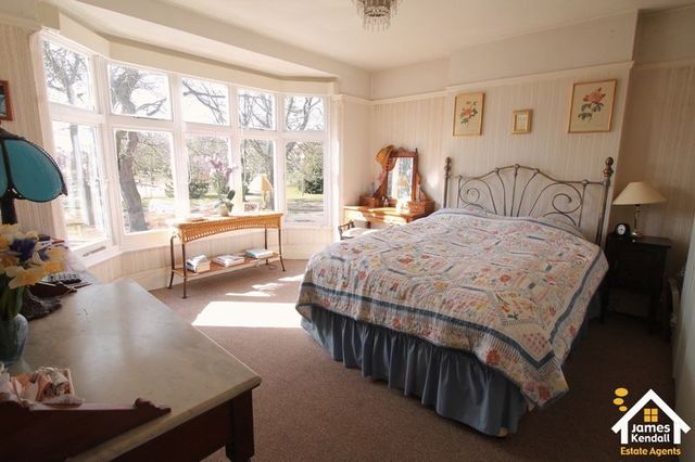  Image of 4 bedroom Property for sale in Shaftesbury Avenue Bedford MK40 at Shaftesbury Avenue  Bedford, MK40 3SA