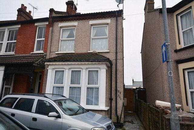  Image of 2 bedroom Flat for sale in South Avenue Southend-on-Sea SS2 at South Avenue  Southend-On-Sea, SS2 5JB