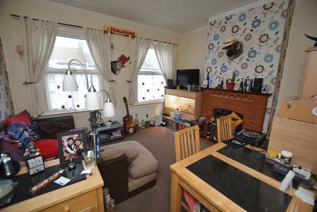  Image of 2 bedroom Flat for sale in South Avenue Southend-on-Sea SS2 at South Avenue  Southend-On-Sea, SS2 5JB
