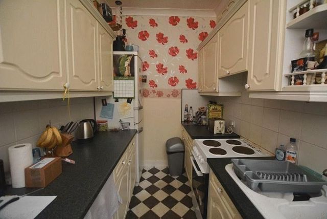  Image of 2 bedroom Flat for sale in South Avenue Southend-on-Sea SS2 at South Avenue  Southend-On-Sea, SS2 5JB