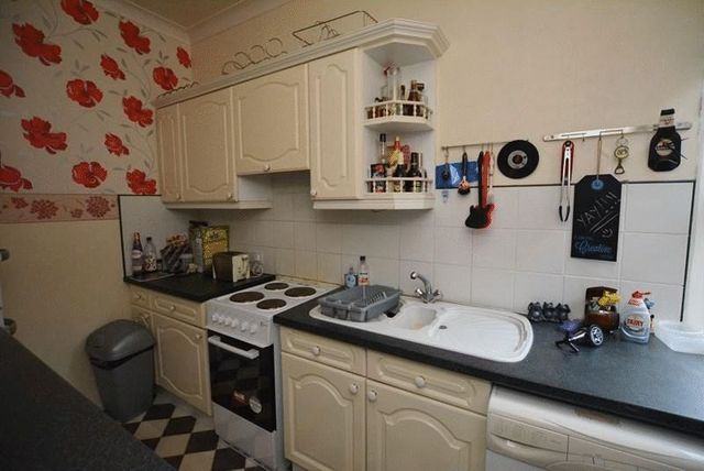  Image of 2 bedroom Flat for sale in South Avenue Southend-on-Sea SS2 at South Avenue  Southend-On-Sea, SS2 5JB