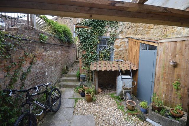  Image of 3 bedroom Cottage to rent in St. James Street South Petherton TA13 at St James Street  South Petherton, TA13 5BS