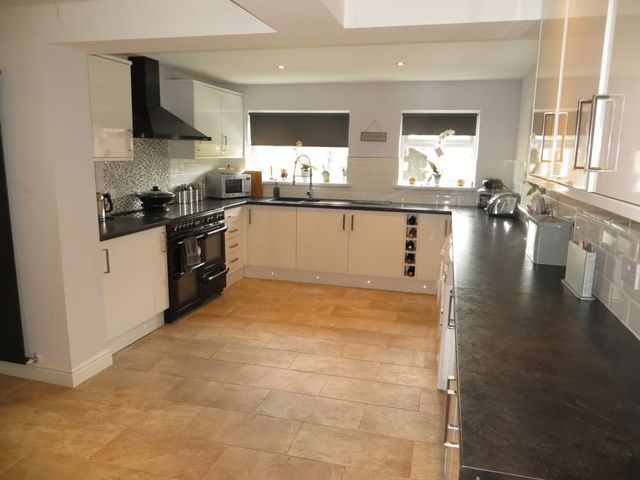  Image of 5 bedroom Detached house for sale in Twentylands Rolleston-on-Dove Burton-on-Trent DE13 at Twentylands Rolleston-On-Dove Burton-On-Trent, DE13 9AJ