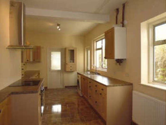  Image of House Share to rent in Waddon Park Avenue Waddon Croydon CR0 at Waddon Park Avenue  Croydon, CR0 4LW