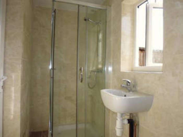  Image of House Share to rent in Waddon Park Avenue Waddon Croydon CR0 at Waddon Park Avenue  Croydon, CR0 4LW
