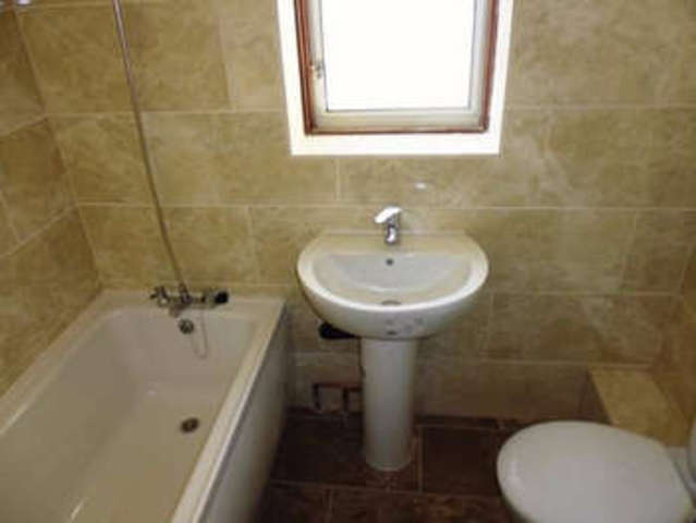  Image of House Share to rent in Waddon Park Avenue Waddon Croydon CR0 at Waddon Park Avenue  Croydon, CR0 4LW