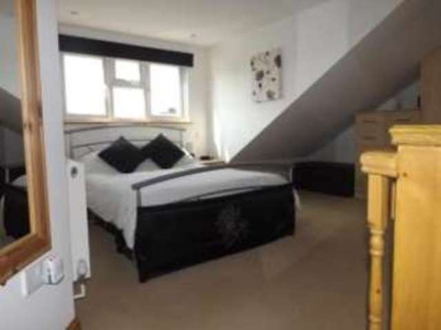  Image of 3 bedroom Bungalow for sale in Linda Grove Cowplain Waterlooville PO8 at Waterlooville Hampshire Cowplain, PO8 8UY