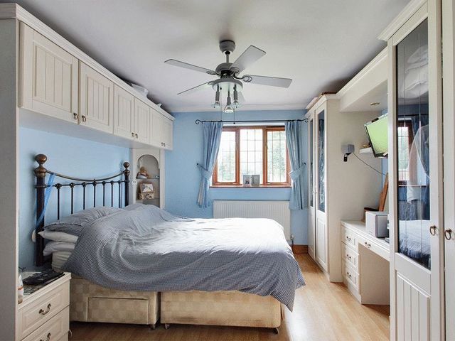  Image of 4 bedroom Property for sale in Weatherhill Common Smallfield Horley RH6 at Weatherhill Common Smallfield Horley, RH6 9JF