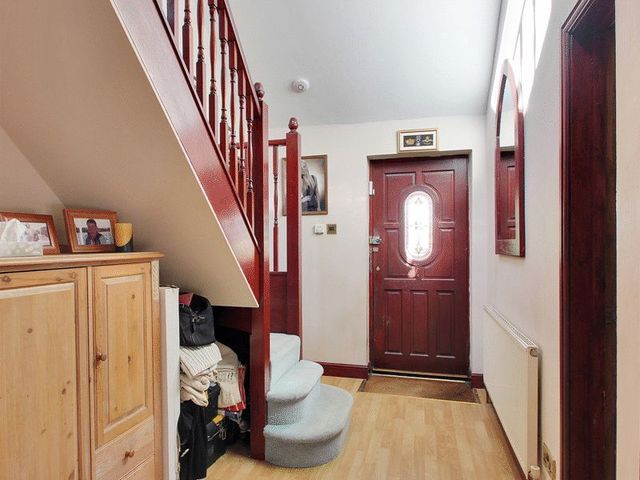  Image of 4 bedroom Property for sale in Weatherhill Common Smallfield Horley RH6 at Weatherhill Common Smallfield Horley, RH6 9JF