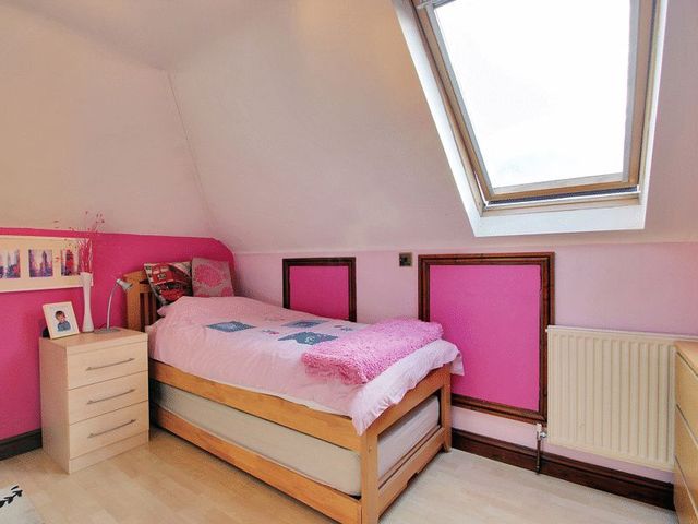  Image of 4 bedroom Property for sale in Weatherhill Common Smallfield Horley RH6 at Weatherhill Common Smallfield Horley, RH6 9JF