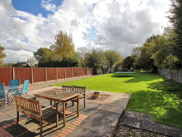  Image of 4 bedroom Property for sale in Weatherhill Common Smallfield Horley RH6 at Weatherhill Common Smallfield Horley, RH6 9JF