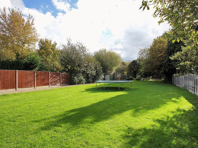  Image of 4 bedroom Property for sale in Weatherhill Common Smallfield Horley RH6 at Weatherhill Common Smallfield Horley, RH6 9JF