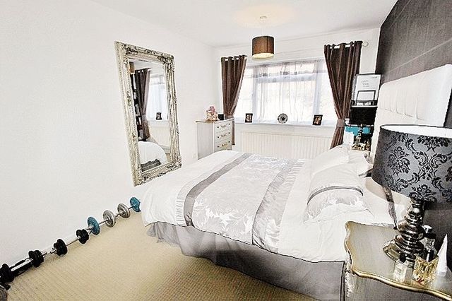  Image of 2 bedroom Flat for sale in Westmede Chigwell IG7 at Westmede  Chigwell, IG7 5LR