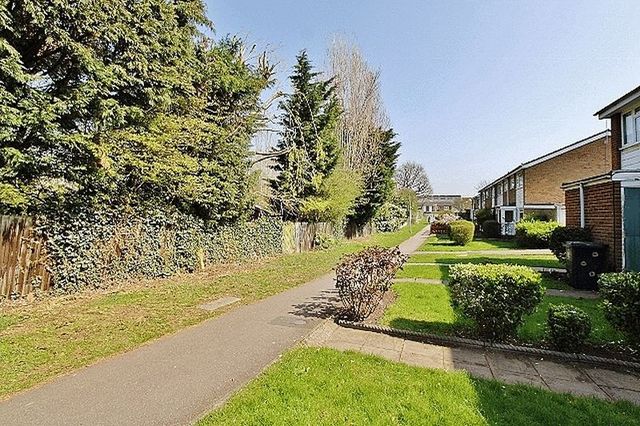 Image of 2 bedroom Flat for sale in Westmede Chigwell IG7 at Westmede  Chigwell, IG7 5LR
