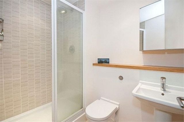  Image of 1 bedroom Flat to rent in Commercial Road London E14 at Commercial Road  London, E14 7JR