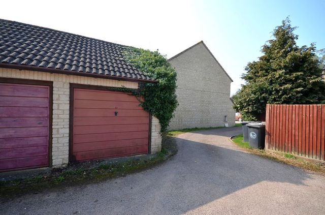  Image of 3 bedroom Terraced house for sale in Birchwood Carterton OX18 at Birchwood  Carterton, OX18 3JT