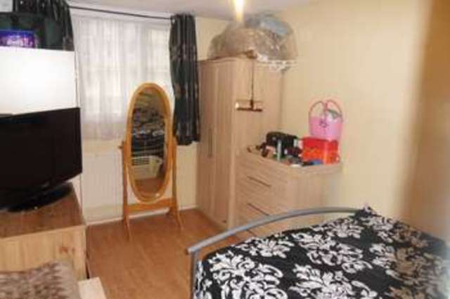  Image of 2 bedroom Flat for sale in Acacia Road London N22 at London, N22 5SB