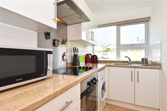  Image of 2 bedroom Property to rent in Wilbury Avenue Hove BN3 at Aynsley Court Hove Hove, BN3 6FX