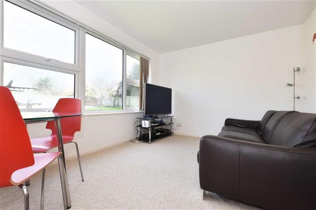  Image of 2 bedroom Property to rent in Wilbury Avenue Hove BN3 at Aynsley Court Hove Hove, BN3 6FX