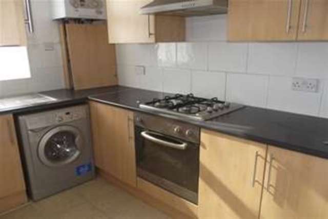  Image of 2 bedroom Flat to rent in Cranbrook Road Ilford IG6 at Barkingside, IG6 1HP