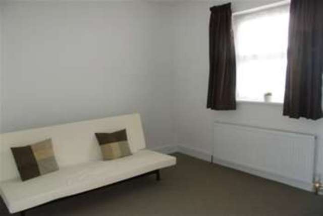 Image of 2 bedroom Flat to rent in Cranbrook Road Ilford IG6 at Barkingside, IG6 1HP