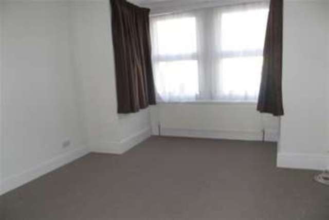  Image of 2 bedroom Flat to rent in Cranbrook Road Ilford IG6 at Barkingside, IG6 1HP