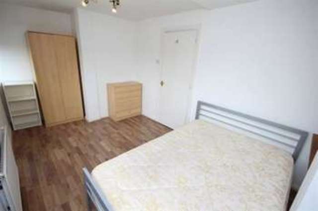 Image of 2 bedroom Flat to rent in Bethnal Green Road London E2 at London, E2 9QY