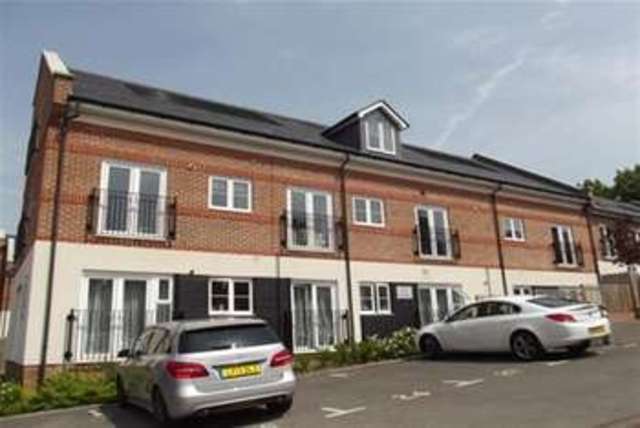  Image of 2 bedroom Flat to rent in Weatherill Close Guildford GU1 at Guildford, GU1 2SP