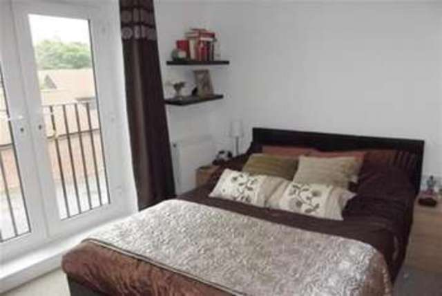  Image of 2 bedroom Flat to rent in Weatherill Close Guildford GU1 at Guildford, GU1 2SP