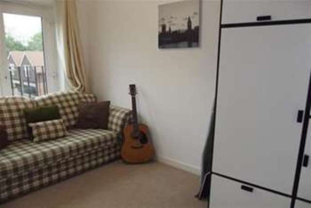  Image of 2 bedroom Flat to rent in Weatherill Close Guildford GU1 at Guildford, GU1 2SP