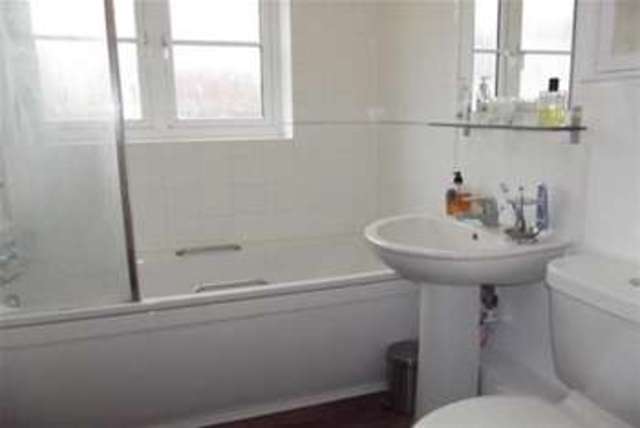  Image of 2 bedroom Flat to rent in Weatherill Close Guildford GU1 at Guildford, GU1 2SP