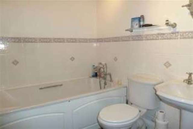  Image of 3 bedroom Property to rent in Buckingham Drive Radcliffe-on-Trent Nottingham NG12 at Nottingham, NG12 2NE