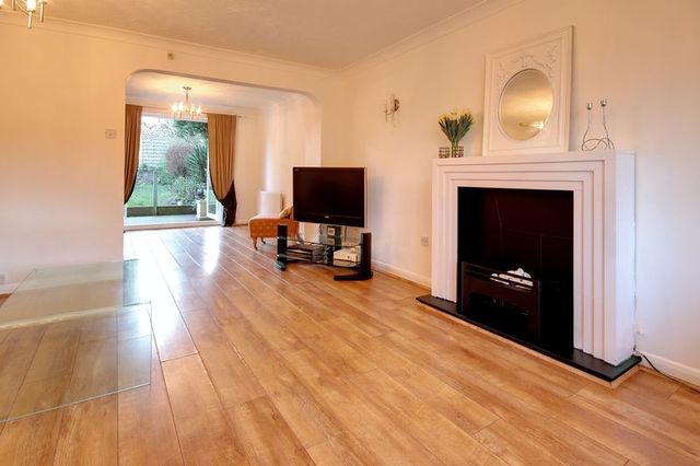  Image of 4 bedroom Detached house for sale in Caernarvon Drive Rhiwderin Newport NP10 at Caernarvon Drive Rhiwderin Newport, NP10 8QT