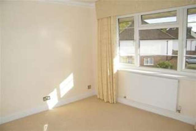  Image of 2 bedroom Maisonette to rent in Evesham Close Reigate RH2 at Reigate, RH2 9DN