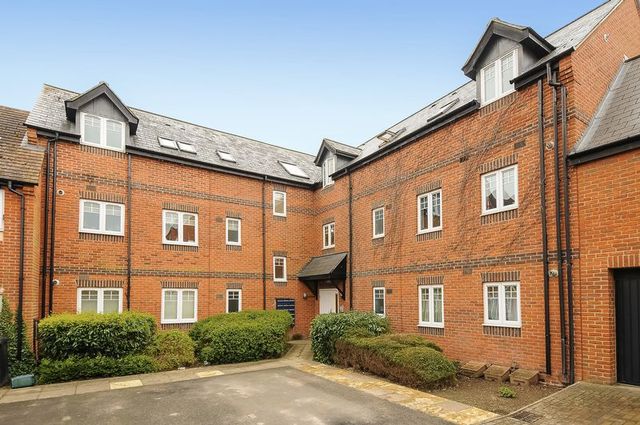  Image of 2 bedroom Flat for sale in Chapel Close Wantage OX12 at Chapel Close  Wantage, OX12 7DY