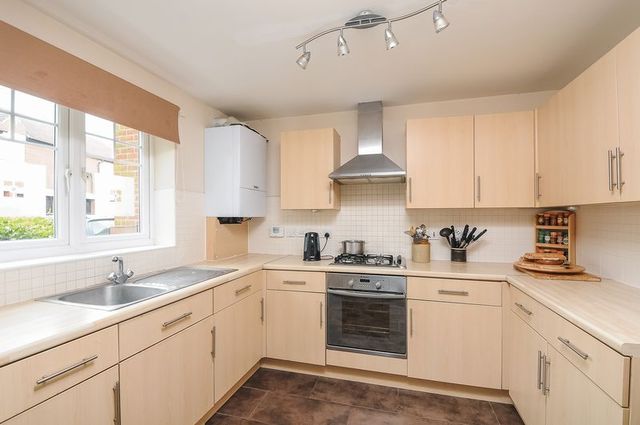  Image of 2 bedroom Flat for sale in Chapel Close Wantage OX12 at Chapel Close  Wantage, OX12 7DY