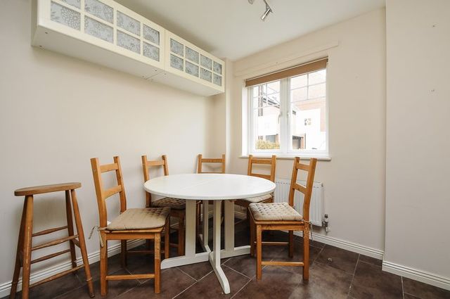  Image of 2 bedroom Flat for sale in Chapel Close Wantage OX12 at Chapel Close  Wantage, OX12 7DY