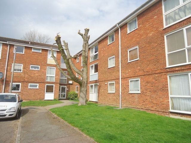  Image of 2 bedroom Flat for sale in Chenies Court Hemel Hempstead HP2 at Chenies Court  Hemel Hempstead, HP2 7JU