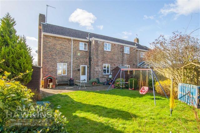  Image of 2 bedroom Property for sale in Lancaster Square Lyneham Chippenham SN15 at Lancaster Square Chippenham Chippenham, SN15 4AD