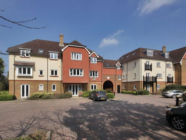  Image of 2 bedroom Flat for sale in Copthorne Common Road Copthorne Crawley RH10 at Copthorne Common Road Copthorne Crawley, RH10 3SL